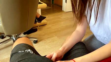 Лизать банан надоело, вот она и сделала минет другу парня