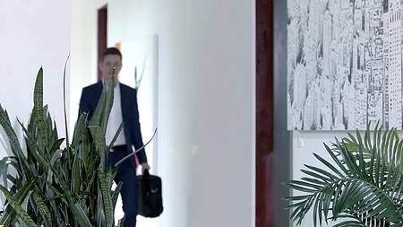 Бизнесмен избавляется от стресса, трахая сочную рыжую девушку