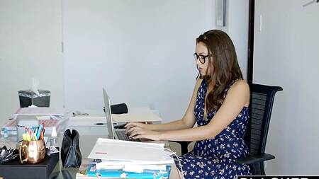 Чернокожий начальник предлагает отвлечься на анальный секс