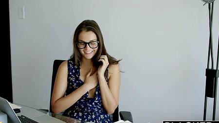 Чернокожий начальник предлагает отвлечься на анальный секс