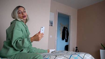 Сестра жены показывает сиськи и соблазняет на интим