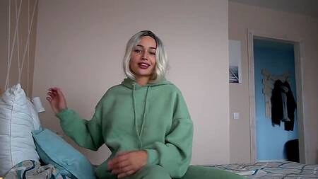 Сестра жены показывает сиськи и соблазняет на интим