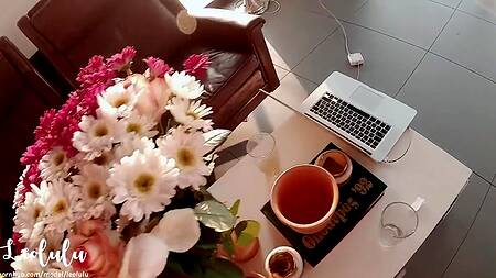 Не дал красотке спокойно позагорать, трахнул её на балконе