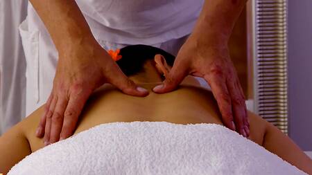 Клиентка с упругой попой очень хочет члена массажиста