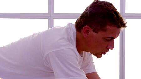 Клиентка с упругой попой очень хочет члена массажиста