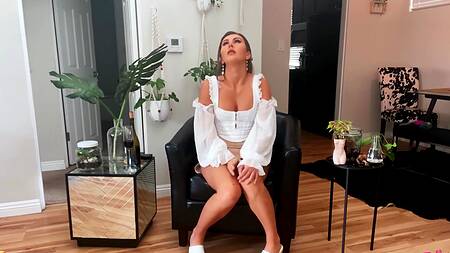 Инстаграм модель в новом образе записала дрочку на видео