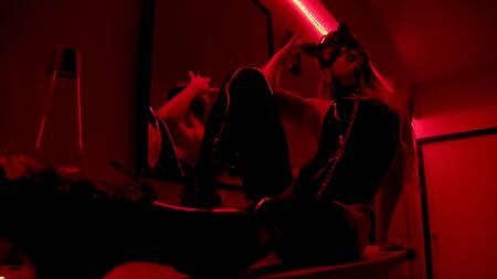 Бестия в латексе кончает от анальной дрочки в джакузи