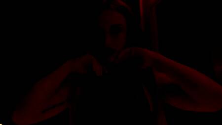 Бестия в латексе кончает от анальной дрочки в джакузи