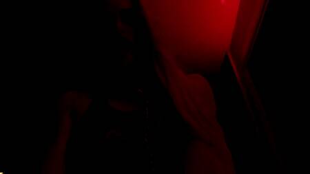 Бестия в латексе кончает от анальной дрочки в джакузи