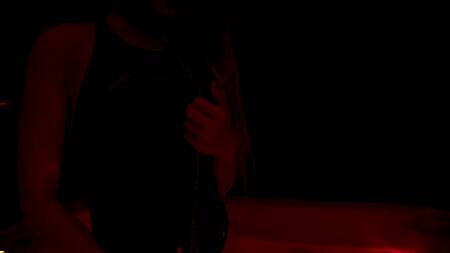 Бестия в латексе кончает от анальной дрочки в джакузи