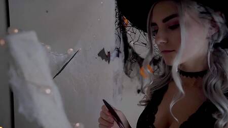 Молоденькая ведьма на Хэллоуин наколдовала себе член