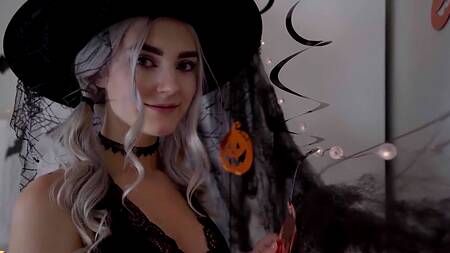 Молоденькая ведьма на Хэллоуин наколдовала себе член
