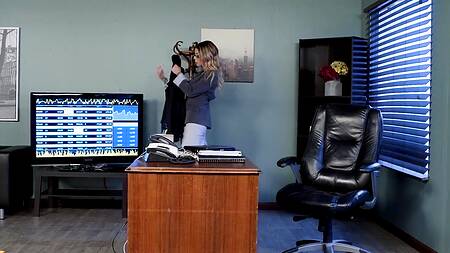 Хакер страстно ебет владелицу фирмы, чтобы украсть данные