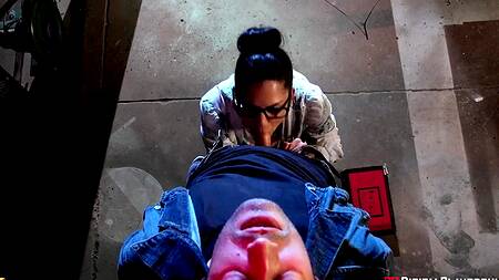 Жесткий секс на складе с татуированной