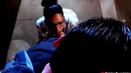 Жесткий секс на складе с татуированной