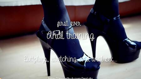 Вынимает пробку с красивой попки и вставляет член