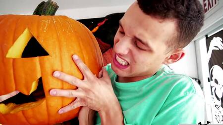 Застряла в тыкве, но ебля помогла высвободиться