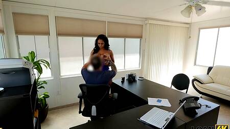 Проводит кастинг в кабинете, трахая брюнетку