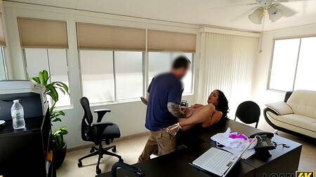 Проводит кастинг в кабинете, трахая брюнетку