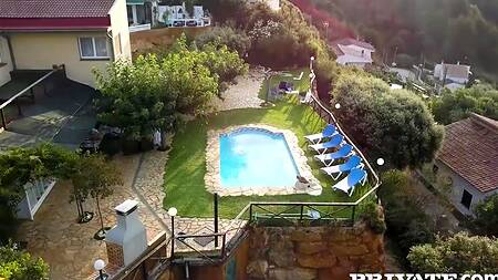 Худышке не нравится вечеринка, ей хочется ебаться в попке