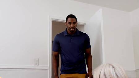 Миниатюрной блондинке по душе большой хуй негра