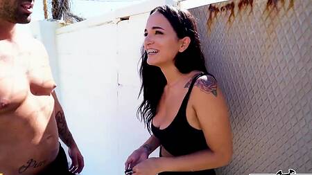 Познакомился с телкой на пляже и трахает её на улице