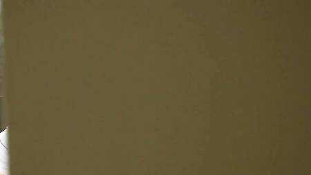 Лижет сиськи мачехи и трахает её на кровати