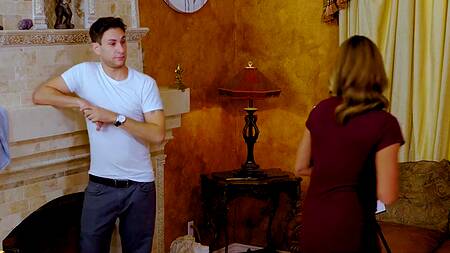 Зрелая художница разделась и соблазнила натурщика