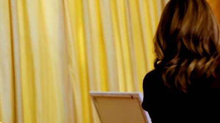 Зрелая художница разделась и соблазнила натурщика