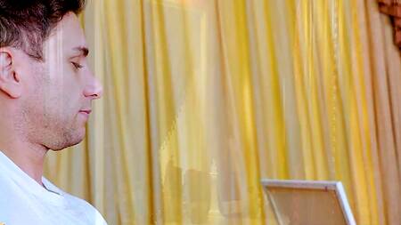 Зрелая художница разделась и соблазнила натурщика