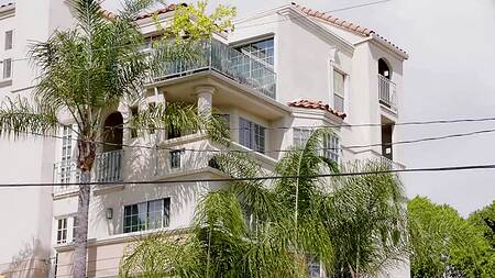 Красотка хотела соблазнить богача и она его соблазнила