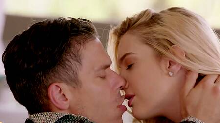 Красотка хотела соблазнить богача и она его соблазнила