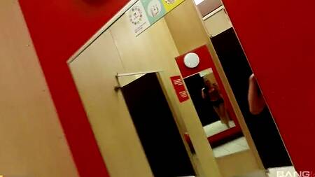 Девушка после шопинга и пляжа соглашается на секс