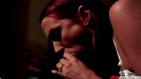 Захотел ебаться и позвал к себе рыжую худышку