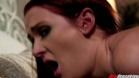 Захотел ебаться и позвал к себе рыжую худышку