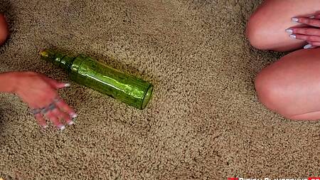 Резиновый хуй вместо бутылочки и секс с братом подруги