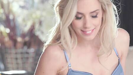 Мужик после душа нежно трахает красивую блондинку