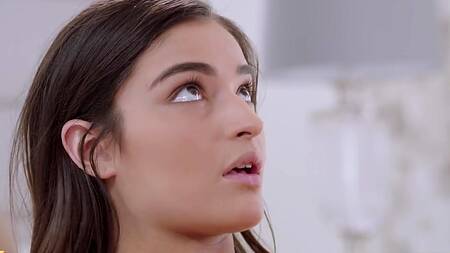 Утро красотки начинается с музыки и анального секса