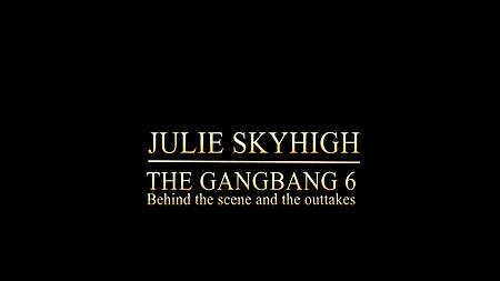 Толпа мужиков пустили по кругу двух сучек с длинными ножками