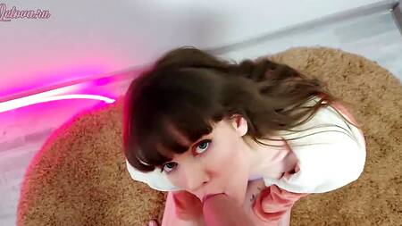 Русский самец наслаждается бездонным горлом опытной минетчицы