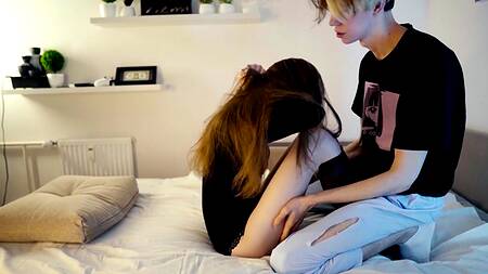 Любвеобильный парень лижет киску балдеющей девушке