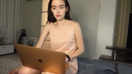 Наполнил влагалище густой спермой миниатюрной русской телке