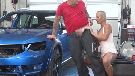 Пышногрудая блонда делает анилингус зрелому автомеханику