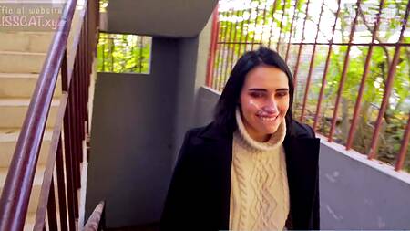 Русская нимфа отдалась в жопу парню на улице в подворотне