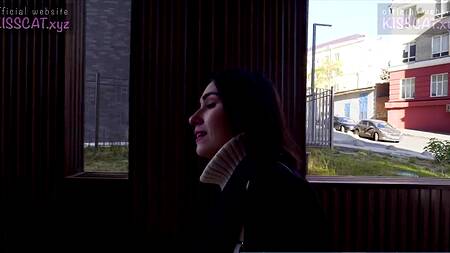 Русская нимфа отдалась в жопу парню на улице в подворотне