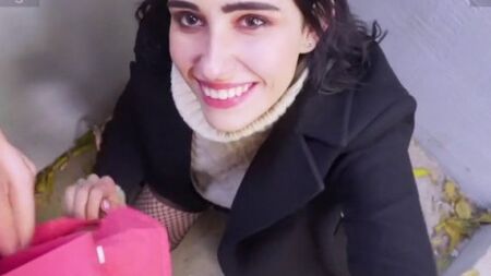 Русская нимфа отдалась в жопу парню на улице в подворотне