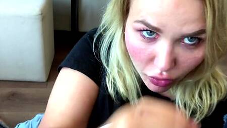 Толстенькая сучка обсасывает красный болт балдеющему кавалеру