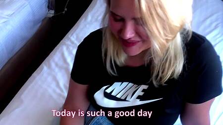 Толстенькая сучка обсасывает красный болт балдеющему кавалеру