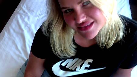 Толстенькая сучка обсасывает красный болт балдеющему кавалеру