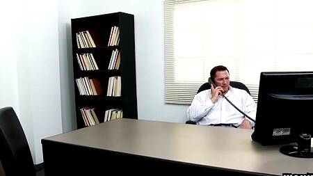 Жаркий секс на работе с роскошной секретаршей в черных чулках